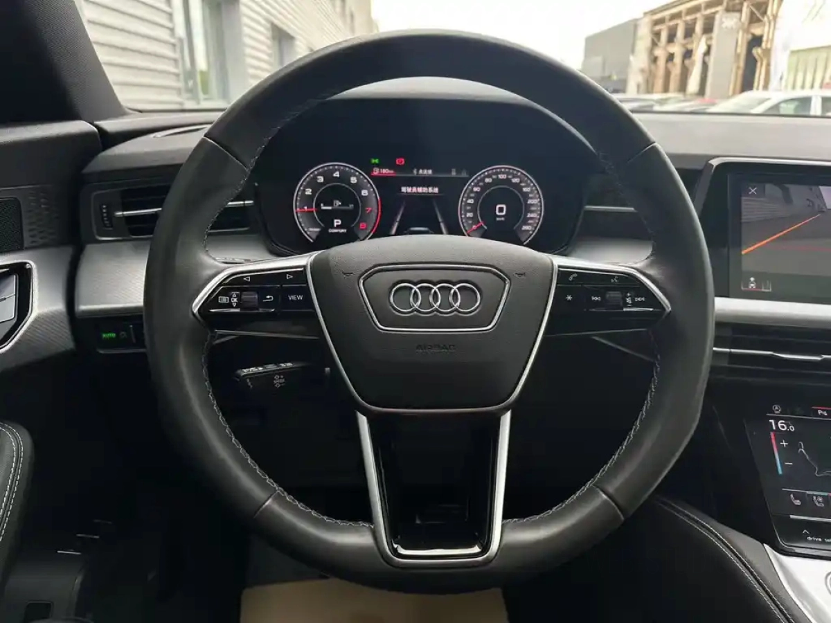AUDI Q6