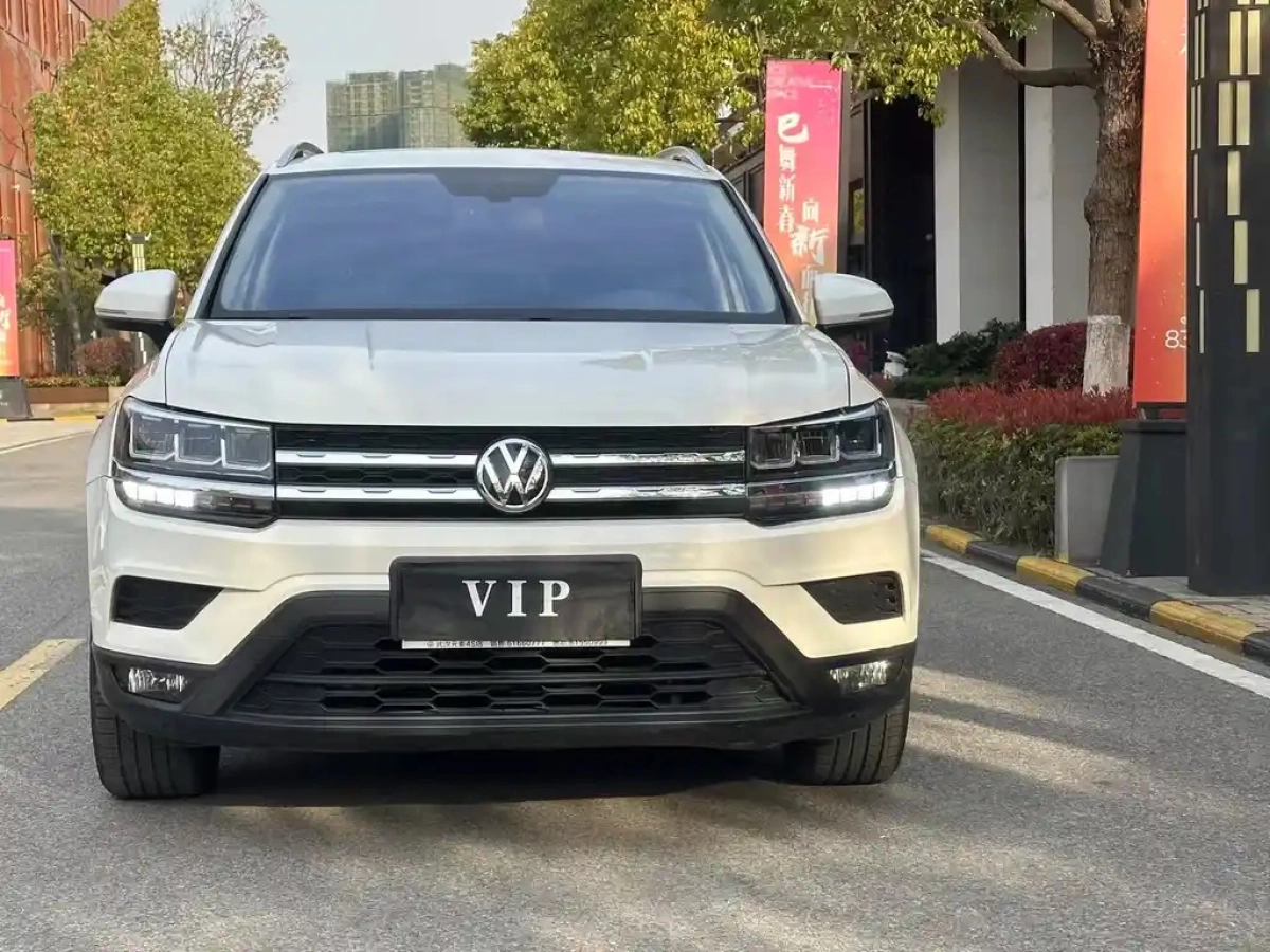 VOLKSWAGEN THARU