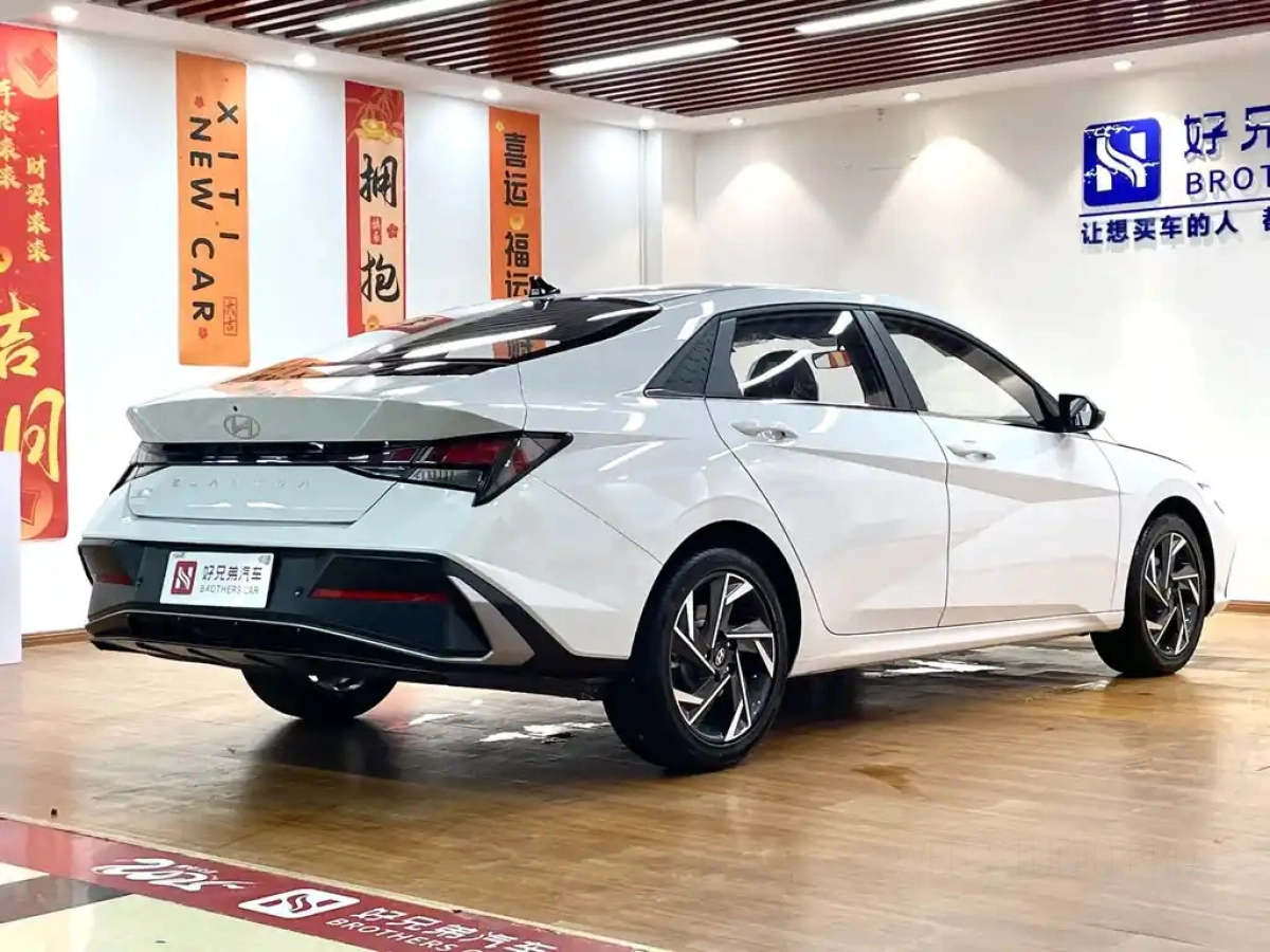 HYUNDAI ELANTRA