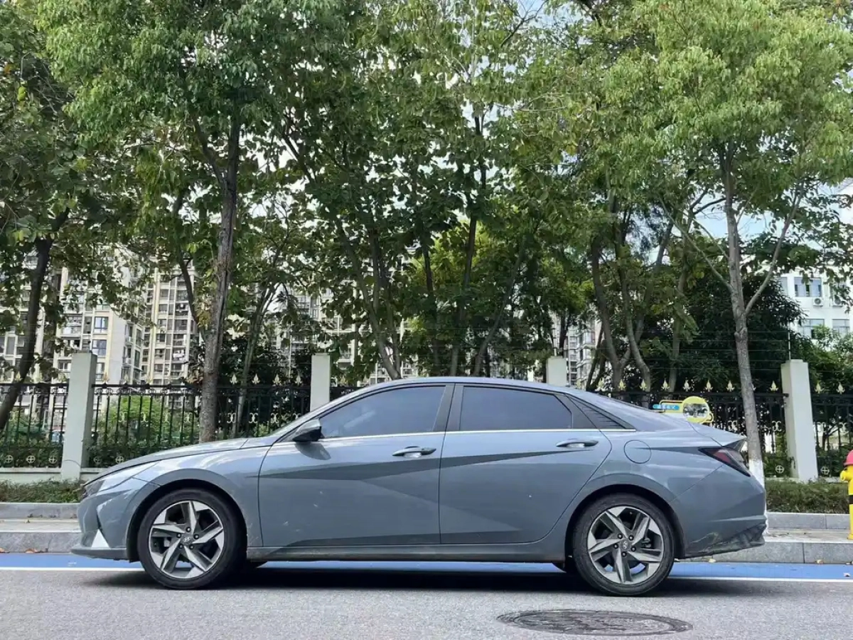HYUNDAI ELANTRA