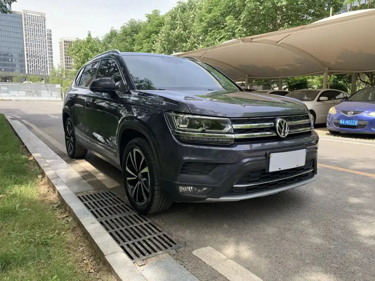 VOLKSWAGEN THARU