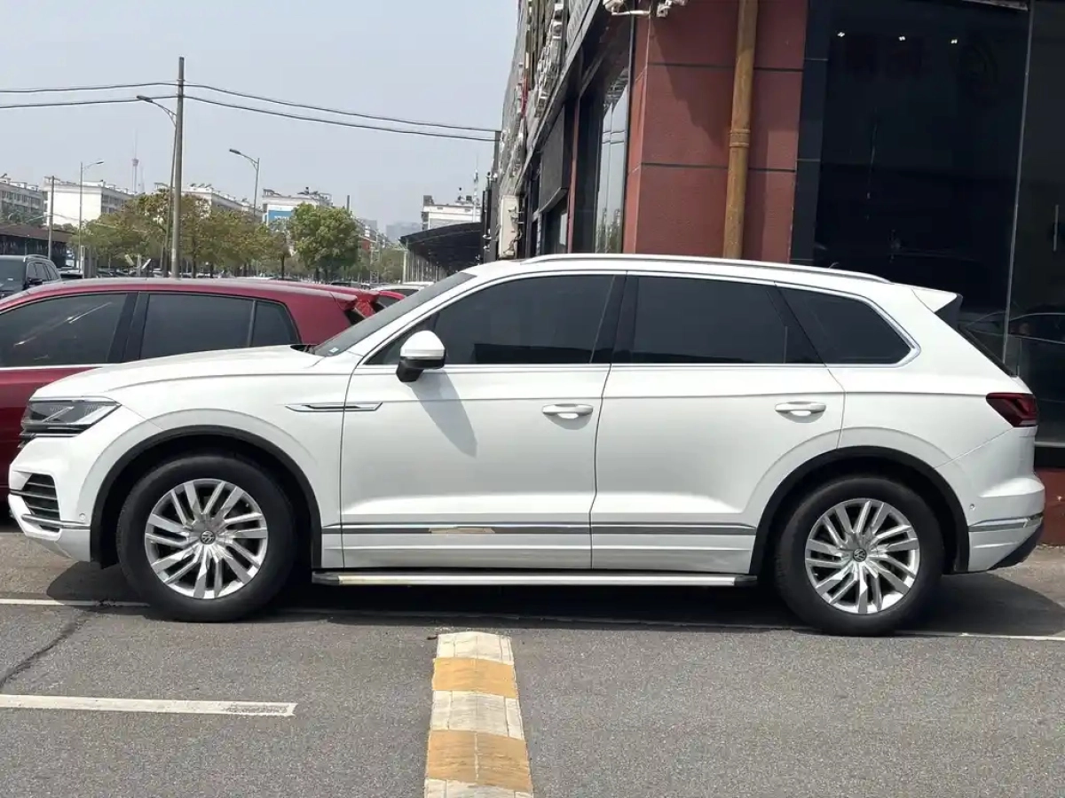 VOLKSWAGEN TOUAREG