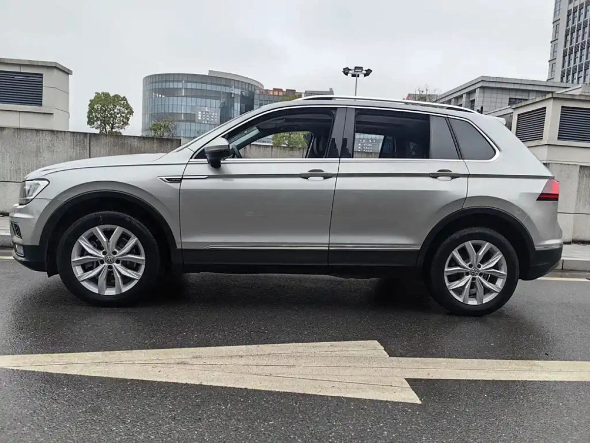 VOLKSWAGEN TIGUAN