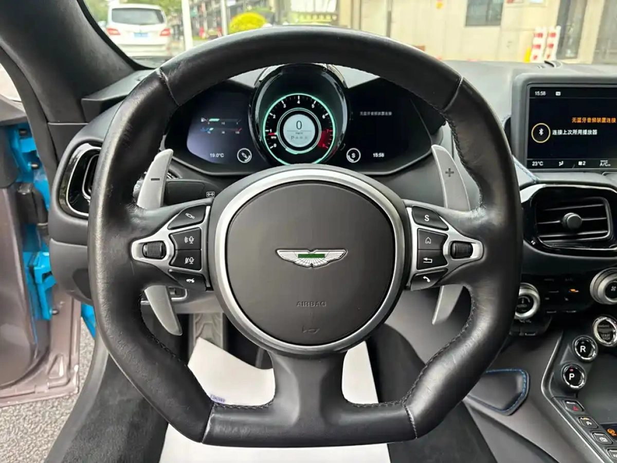 ASTON MARTIN V8 VANTAGE