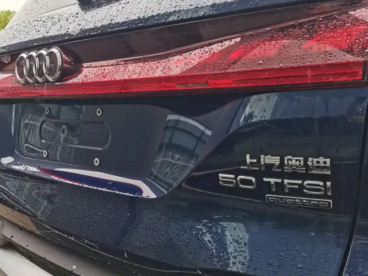 AUDI Q6