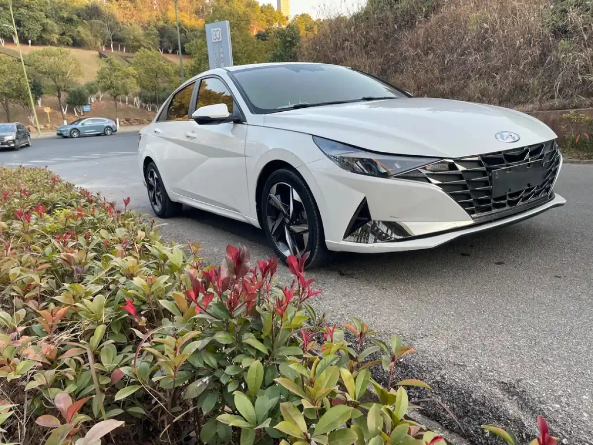 HYUNDAI ELANTRA