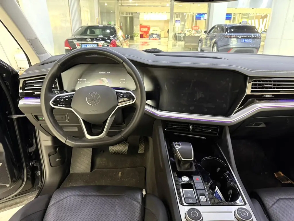 VOLKSWAGEN TOUAREG