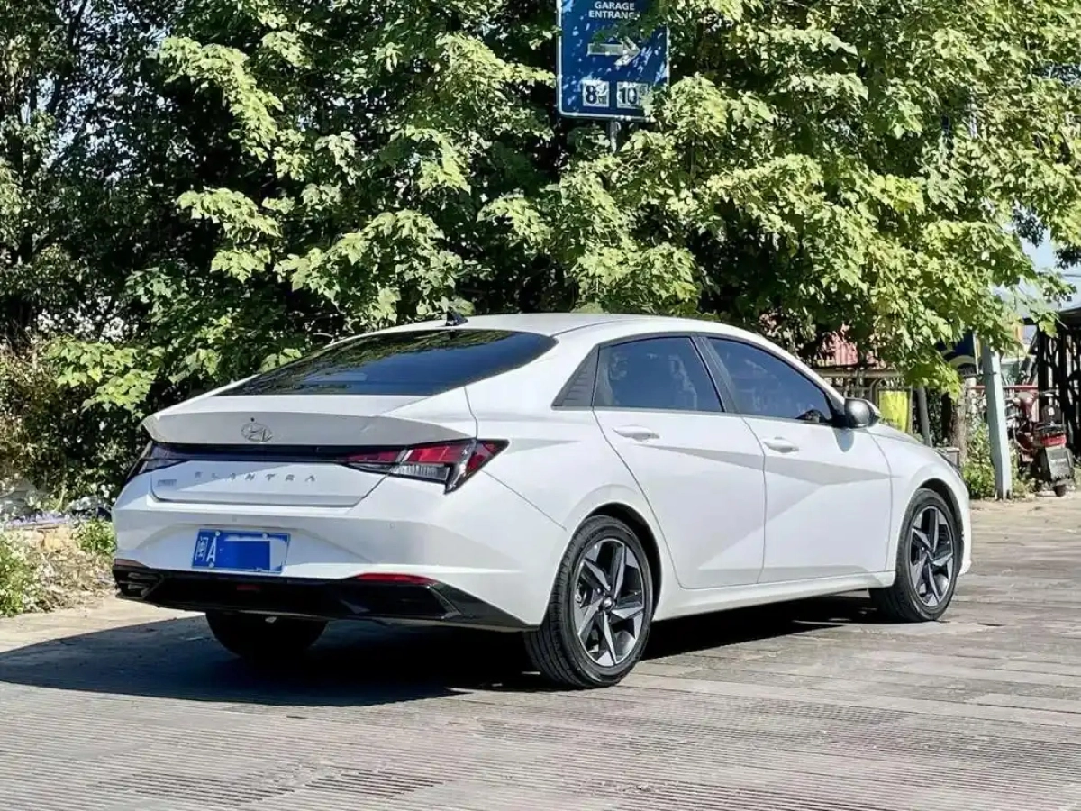 HYUNDAI ELANTRA