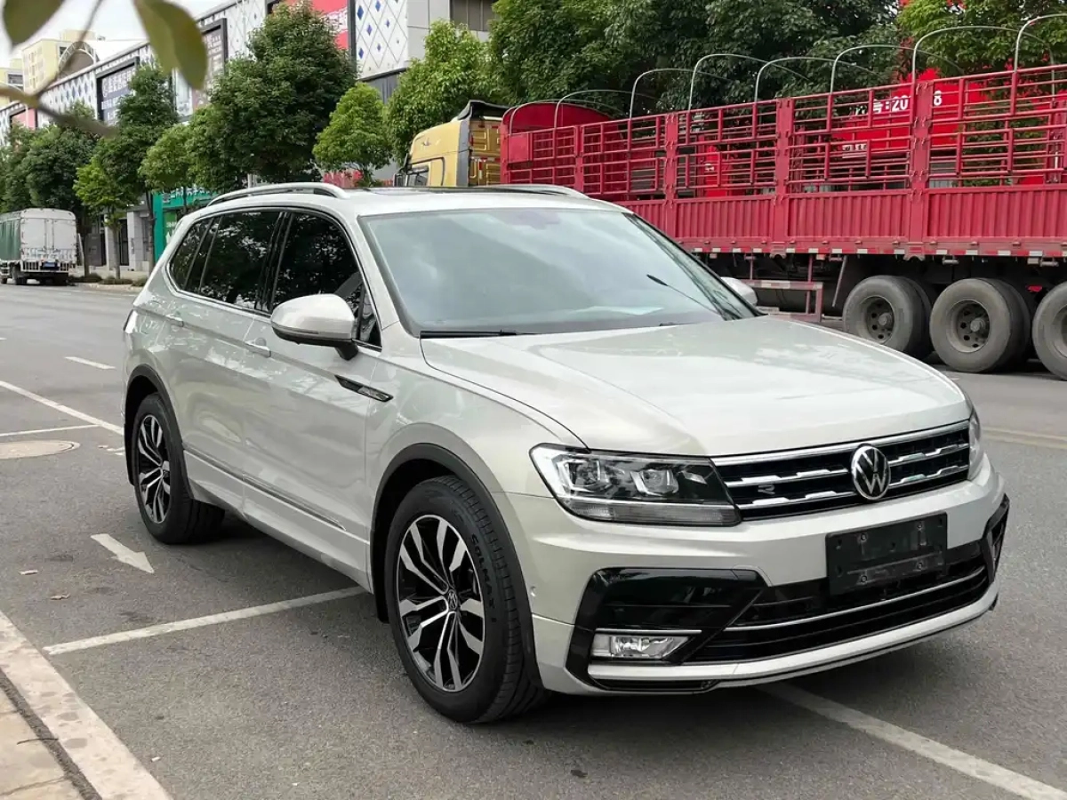 VOLKSWAGEN TIGUAN L