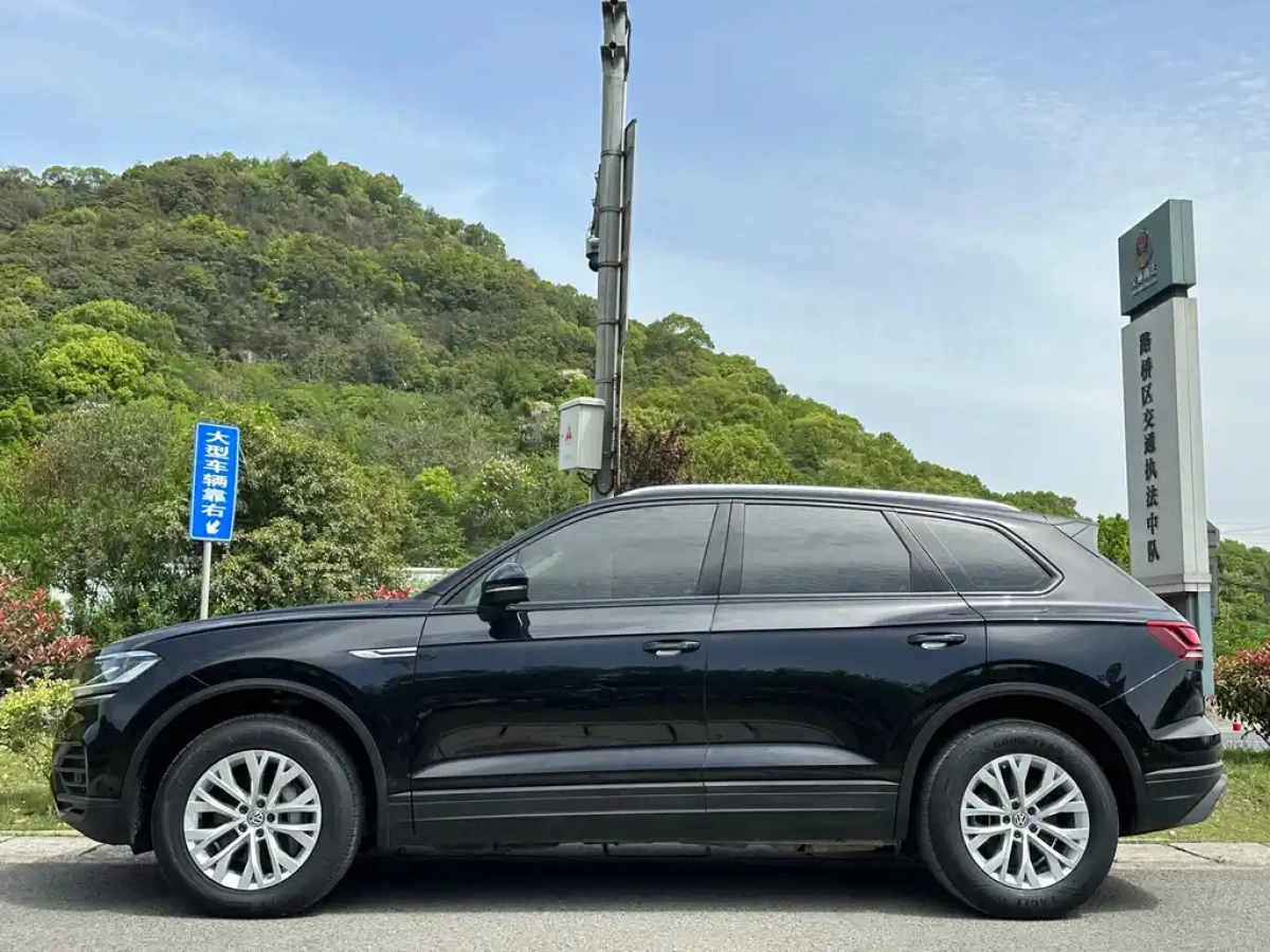 VOLKSWAGEN TOUAREG
