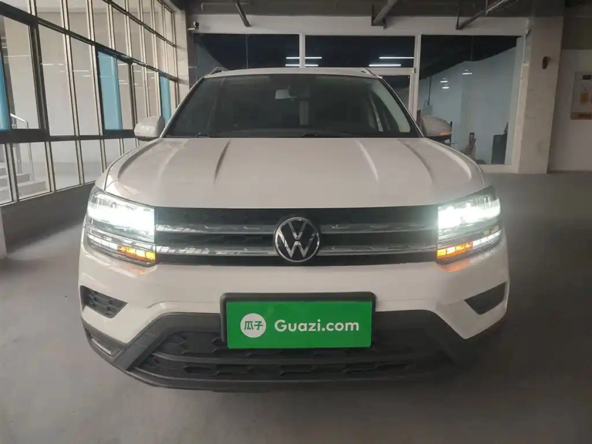VOLKSWAGEN THARU