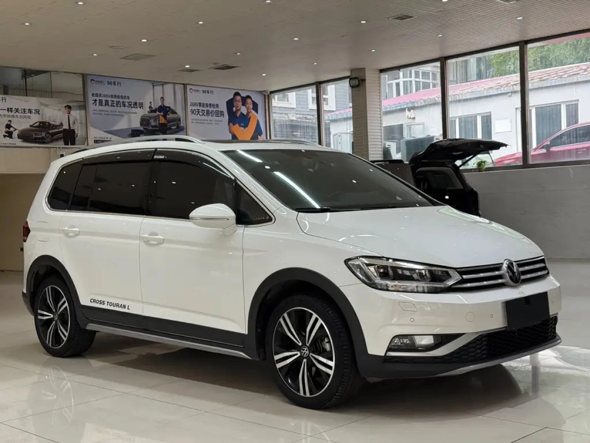 VOLKSWAGEN TOURAN