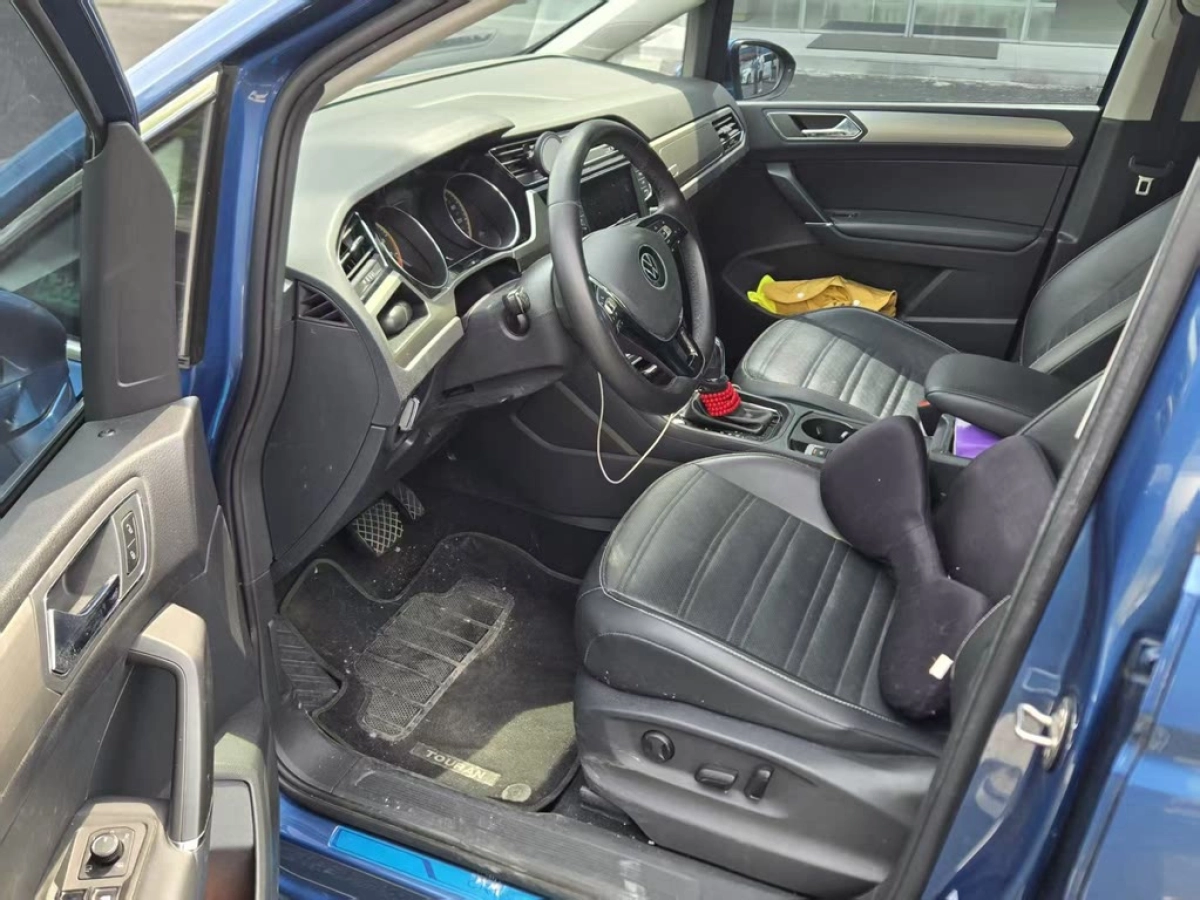 VOLKSWAGEN TOURAN
