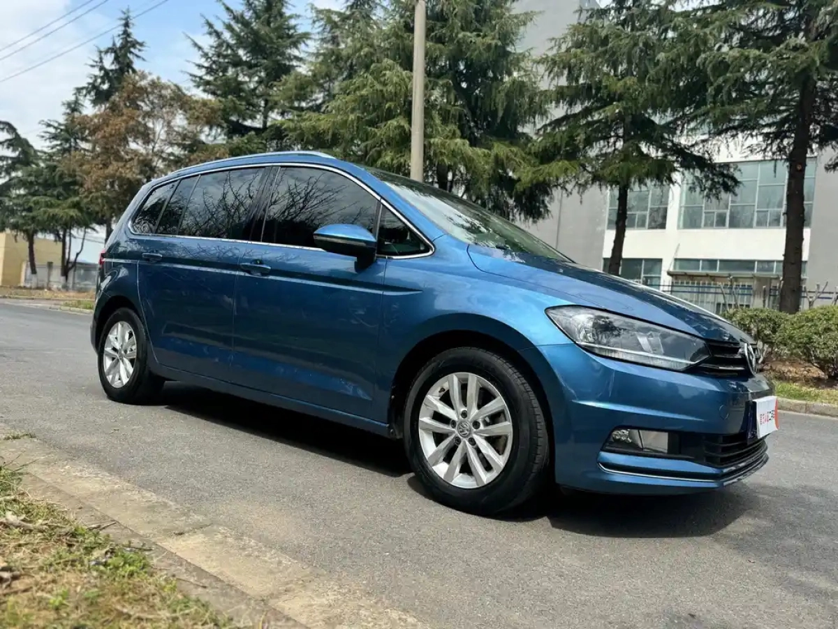 VOLKSWAGEN TOURAN