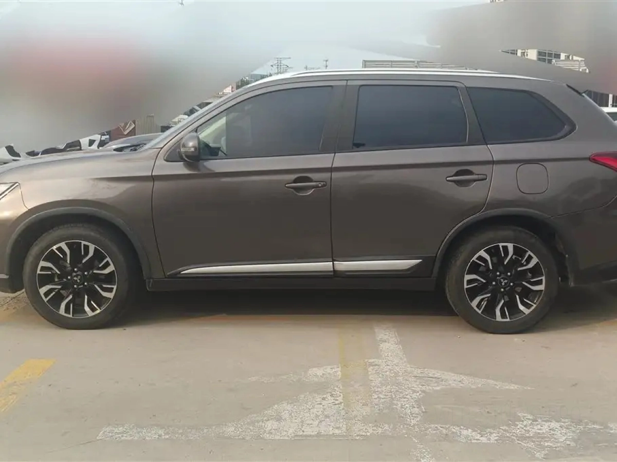 MITSUBISHI OUTLANDER