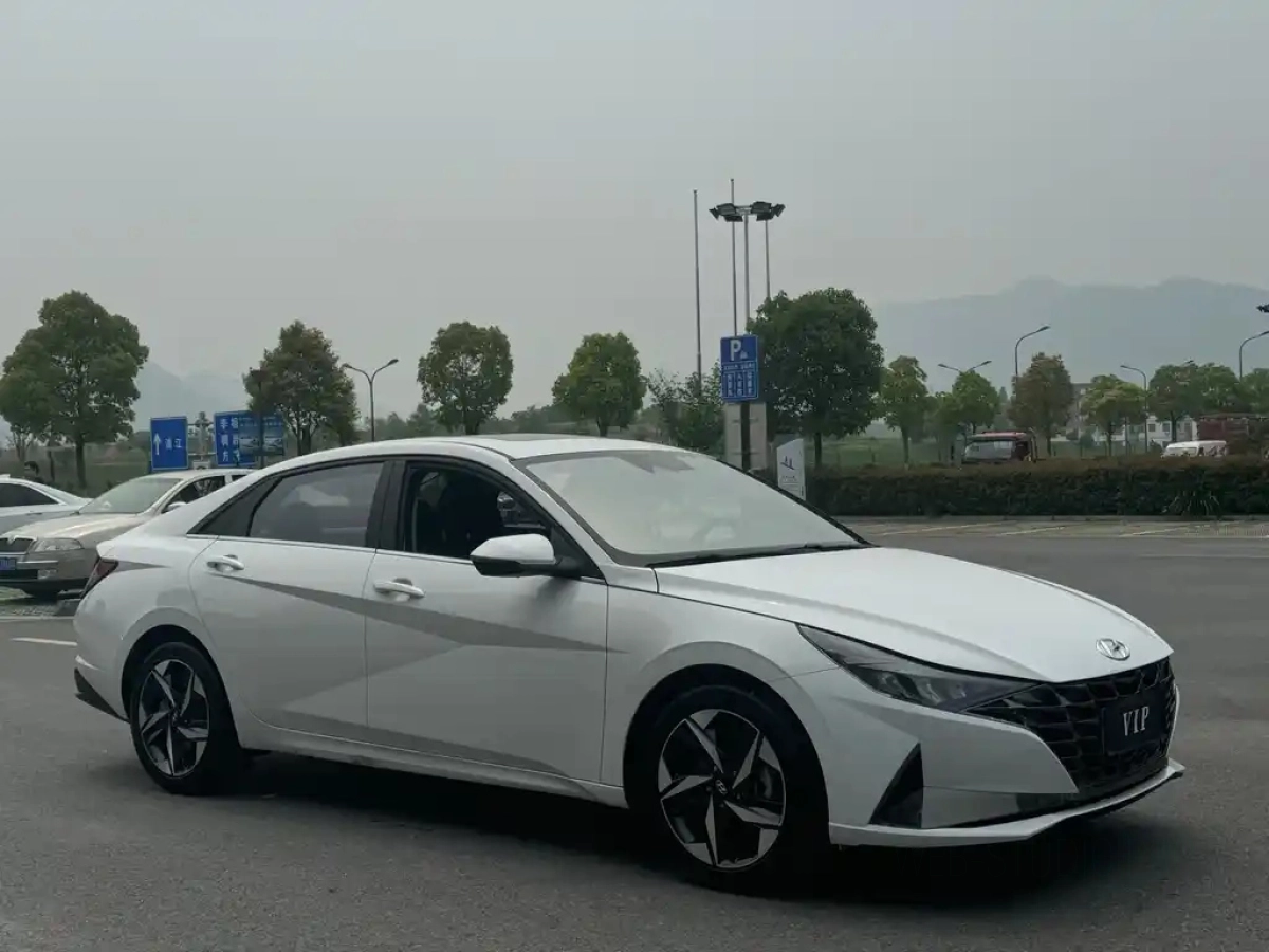 HYUNDAI ELANTRA