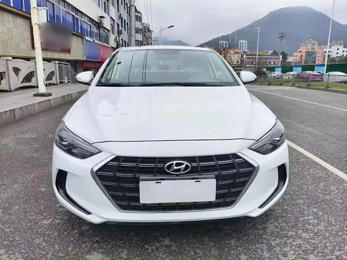 HYUNDAI ELANTRA