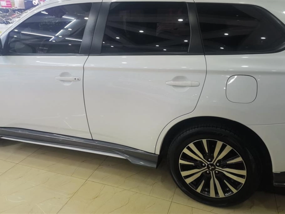 MITSUBISHI OUTLANDER