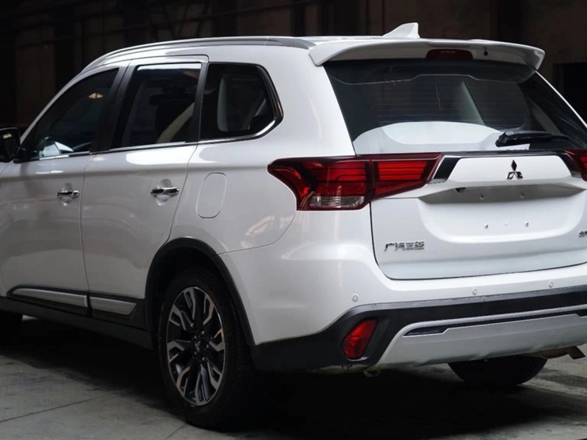 MITSUBISHI OUTLANDER