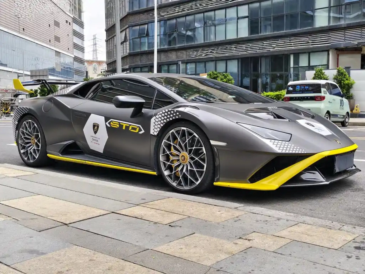 LAMBORGHINI HURACAN