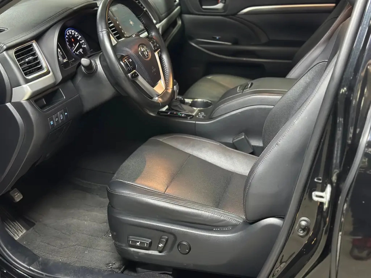 TOYOTA HIGHLANDER