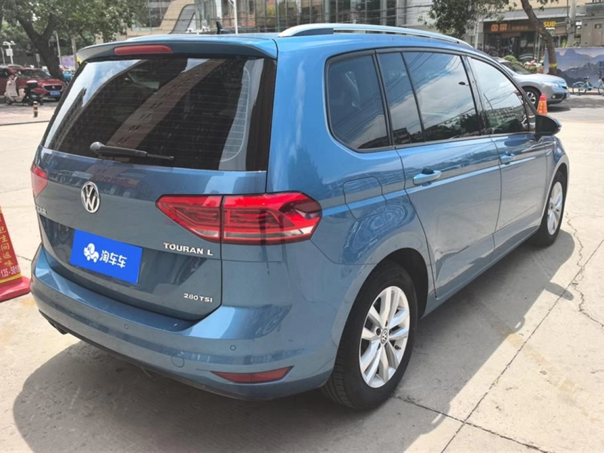 VOLKSWAGEN TOURAN