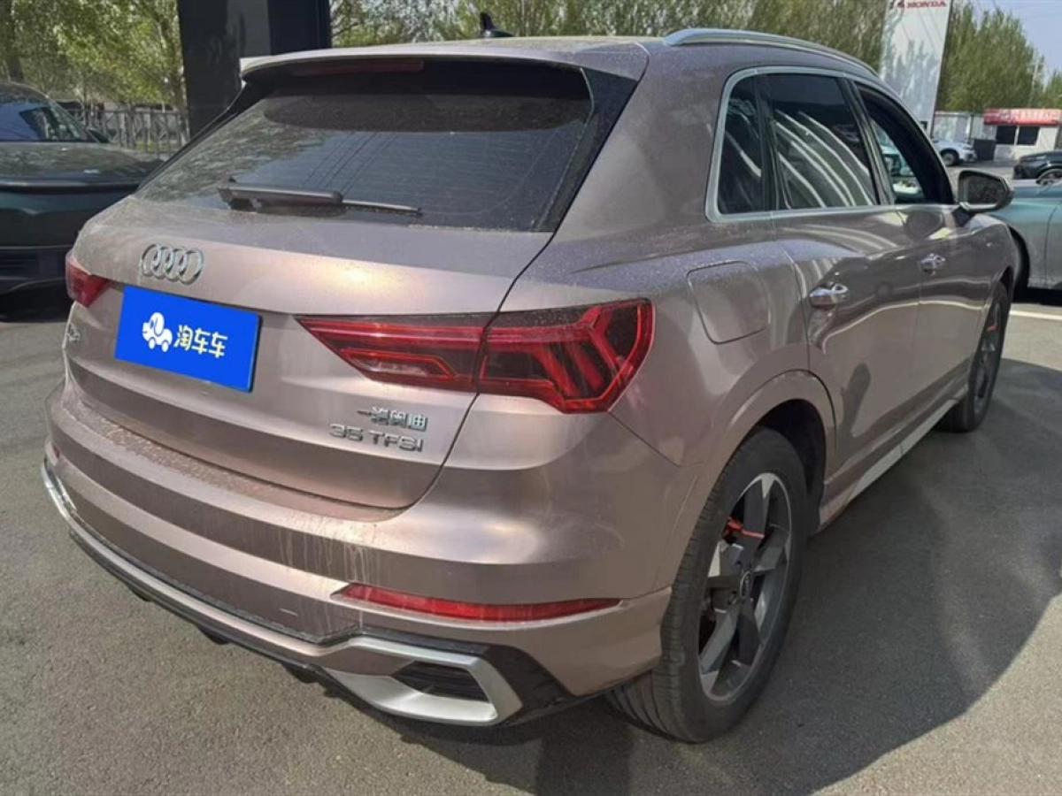 AUDI Q3