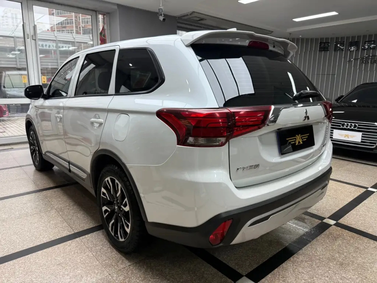 MITSUBISHI OUTLANDER