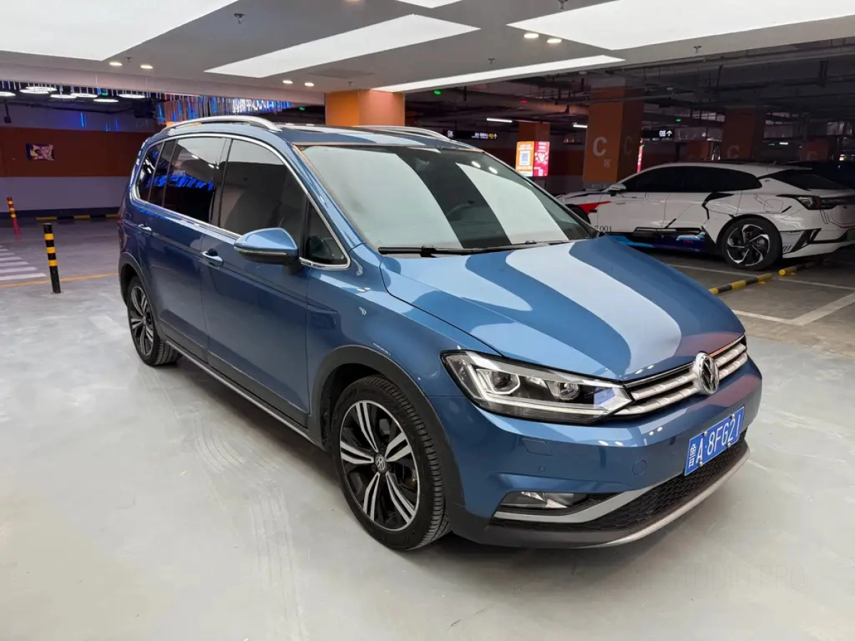 VOLKSWAGEN TOURAN