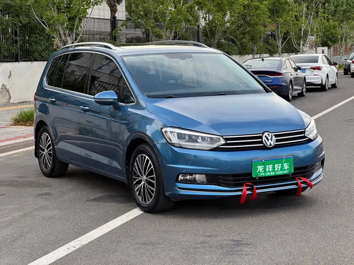 VOLKSWAGEN TOURAN
