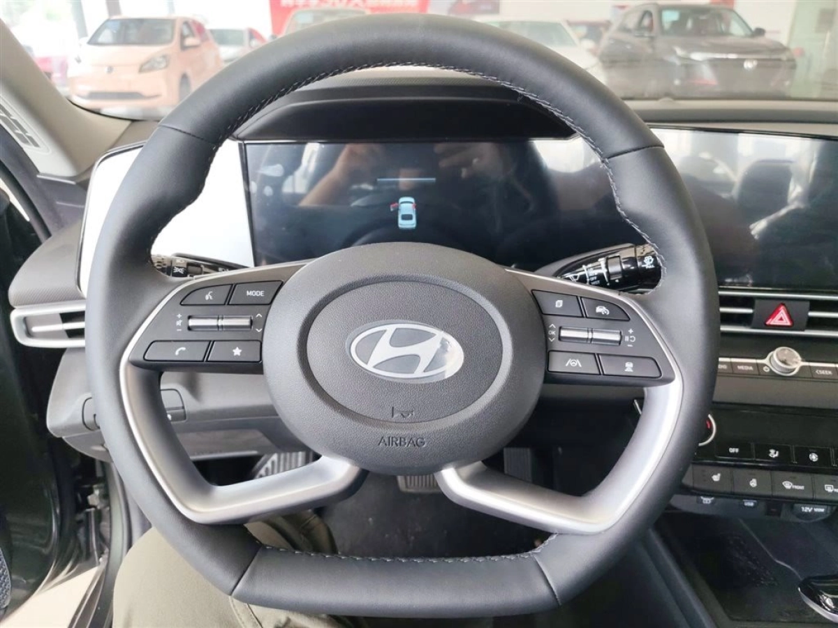 HYUNDAI ELANTRA