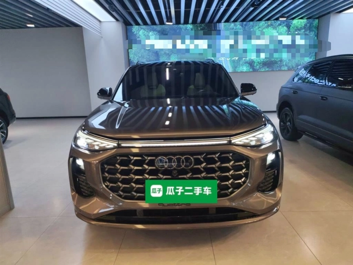 AUDI Q6