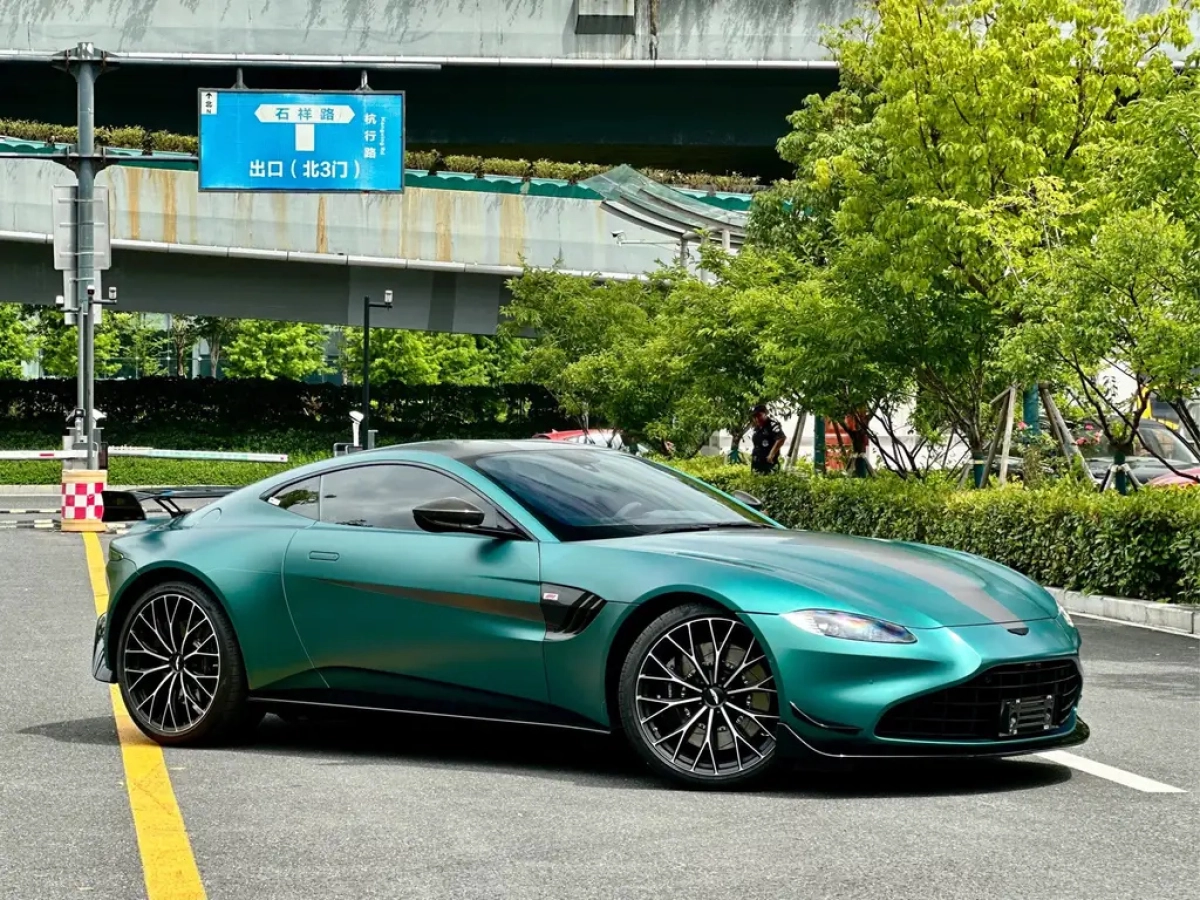 ASTON MARTIN V8 VANTAGE