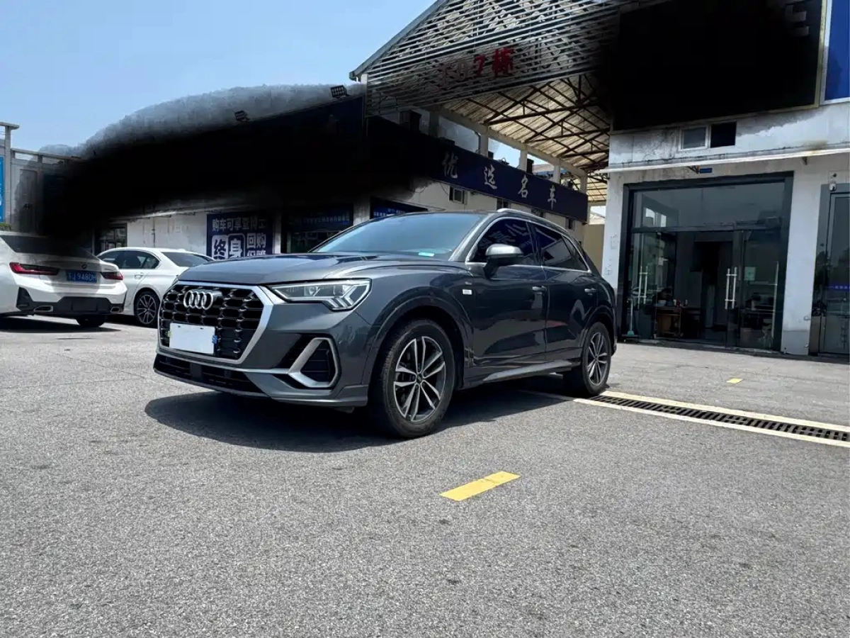 AUDI Q3
