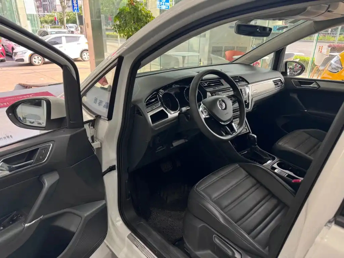 VOLKSWAGEN TOURAN