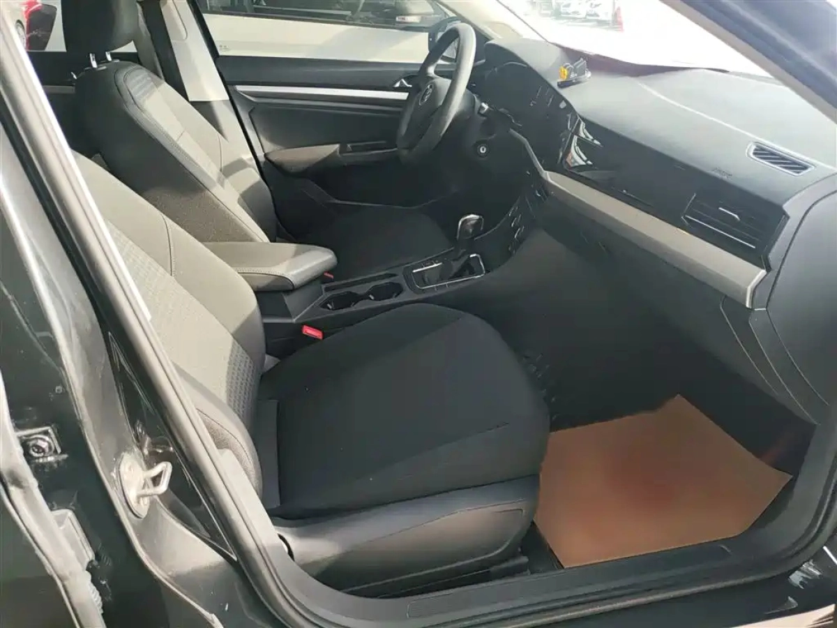 VOLKSWAGEN BORA