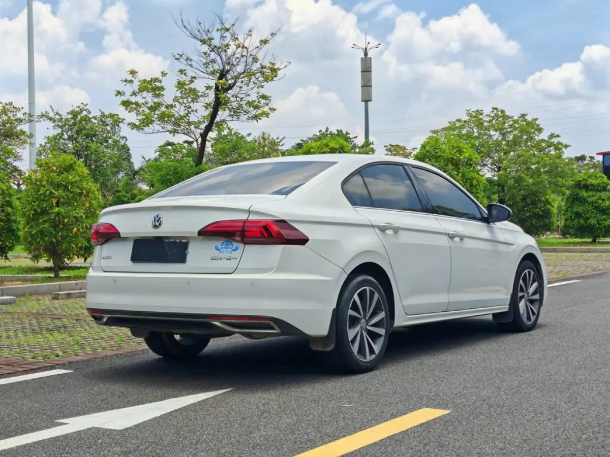 VOLKSWAGEN BORA
