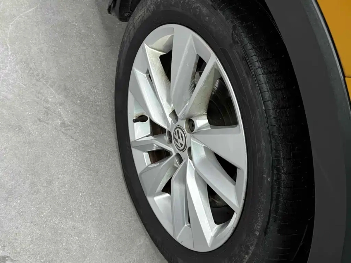 VOLKSWAGEN T-CROSS