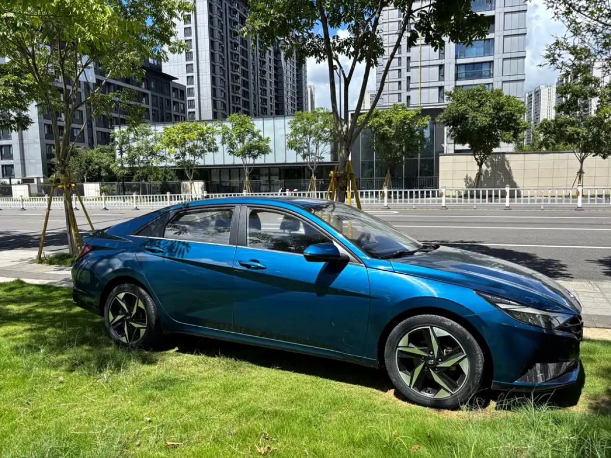 HYUNDAI ELANTRA