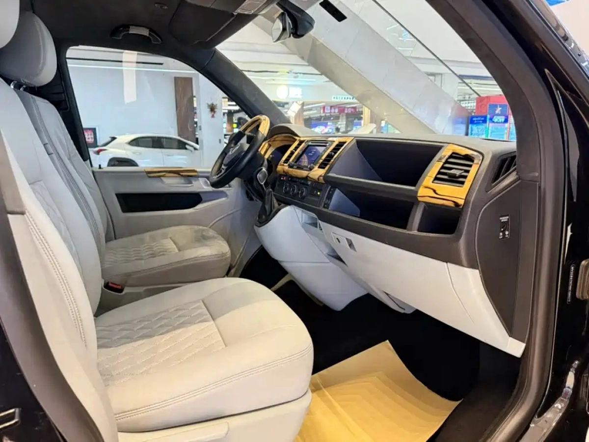 VOLKSWAGEN CARAVELLE