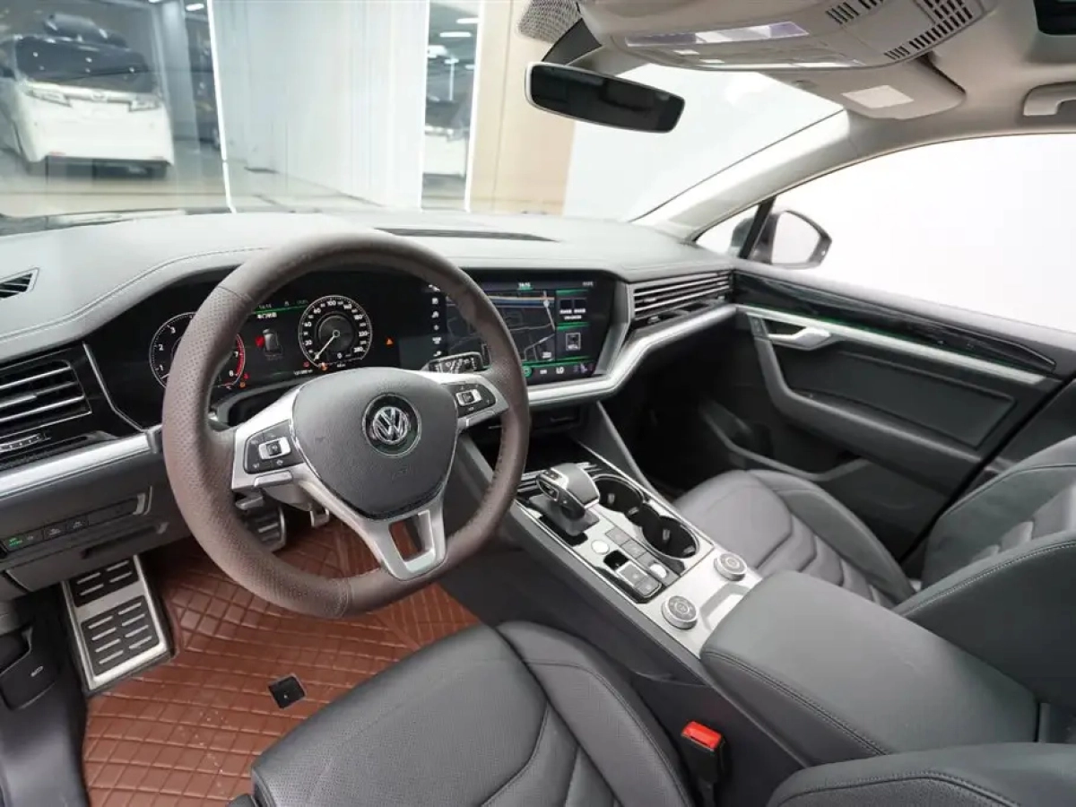 VOLKSWAGEN TOUAREG