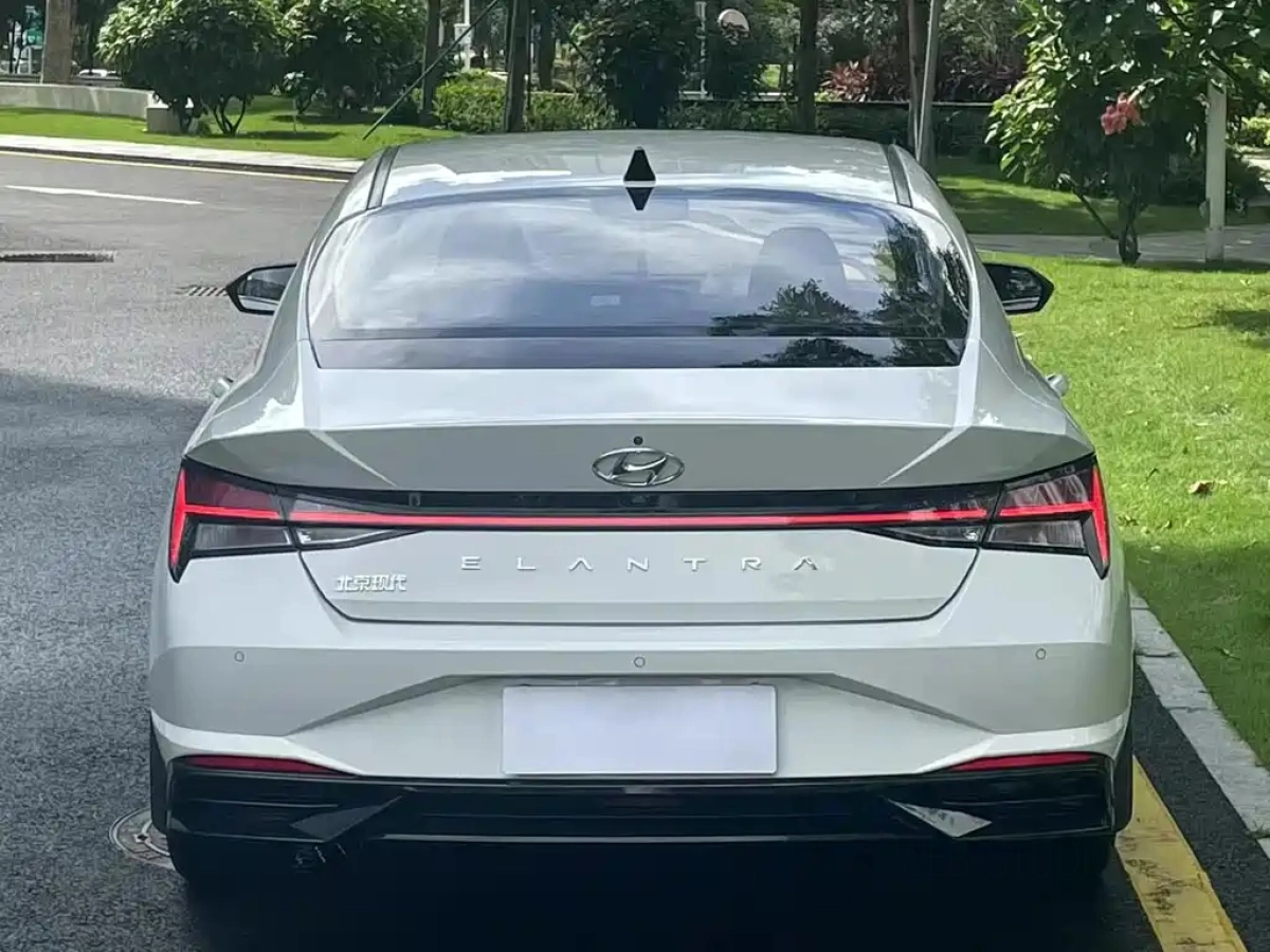 HYUNDAI ELANTRA