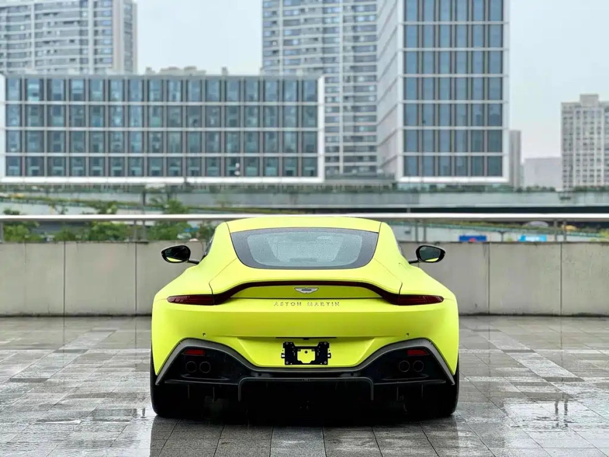 ASTON MARTIN V8 VANTAGE