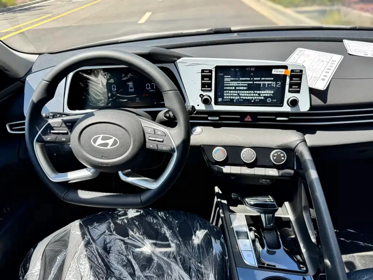 HYUNDAI ELANTRA