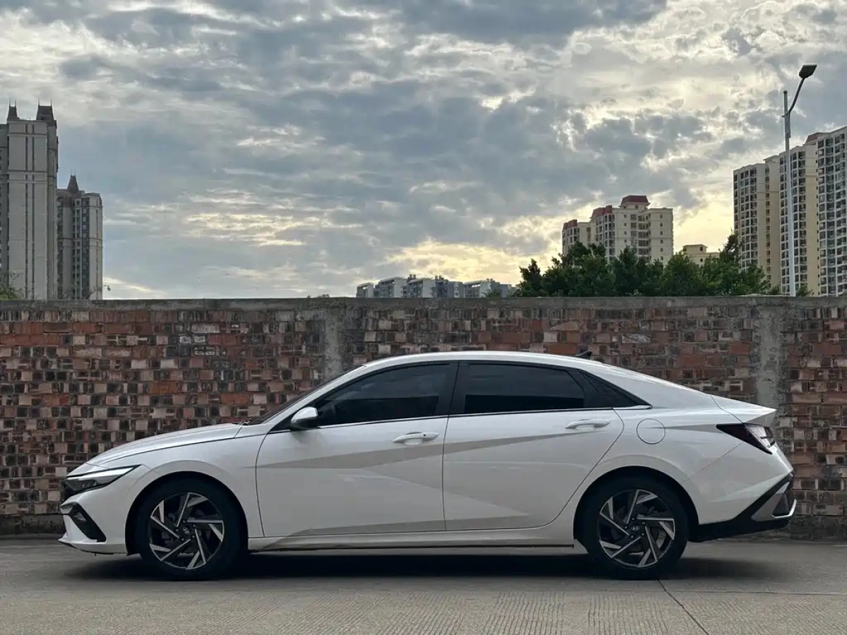 HYUNDAI ELANTRA