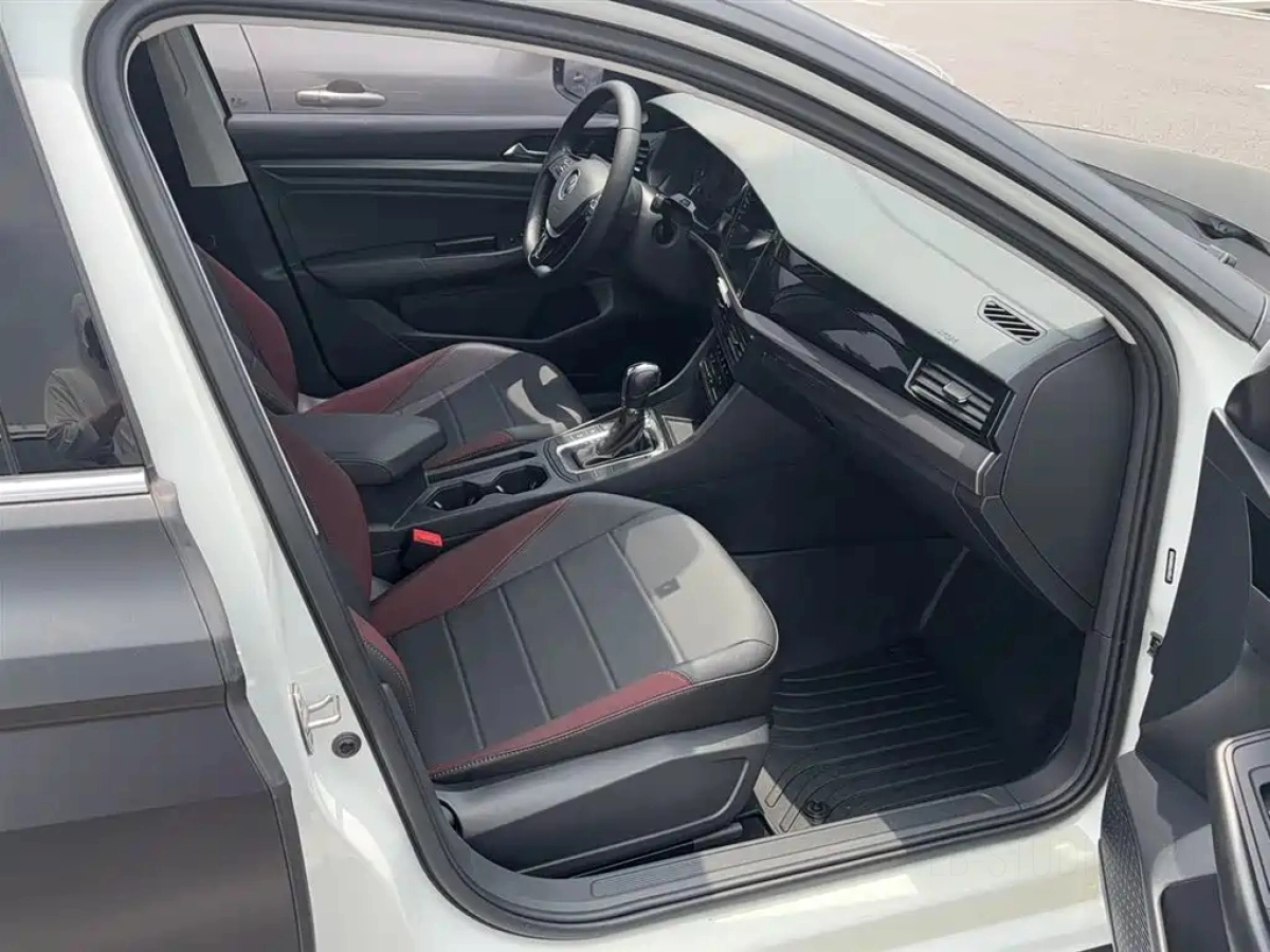 VOLKSWAGEN BORA