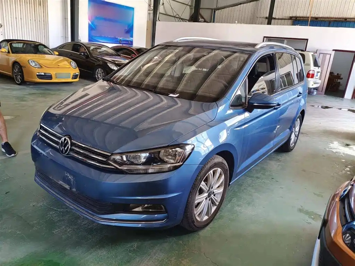 VOLKSWAGEN TOURAN