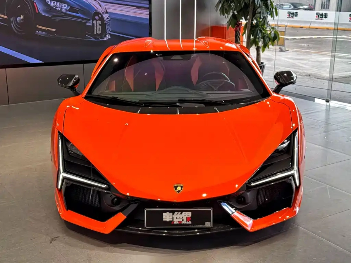 LAMBORGHINI REVUELTO