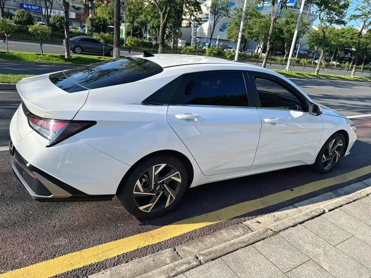 HYUNDAI ELANTRA