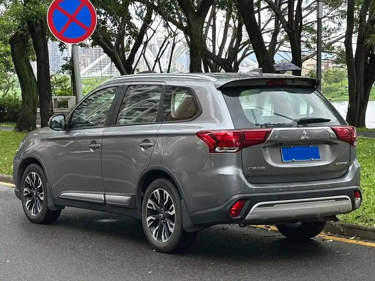 MITSUBISHI OUTLANDER